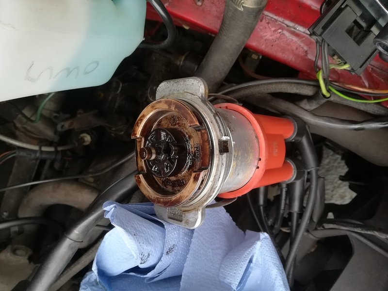 ZündverteilerAusbauen.jpg (210.59 KiB) 17996 mal betrachtet Zündverteiler ausbauen, eventuell vorher eine Markierung setzen... Reinigen und O-Ringe ersetzen...