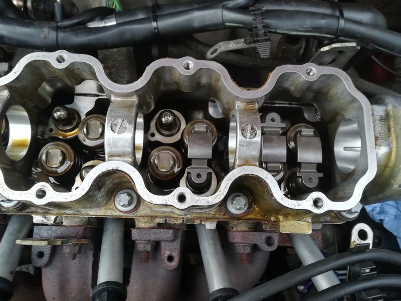 SchlepphebelDruckstückeErneuern.jpg (286.32 KiB) 17996 mal betrachtet Nockenwelle zur Fahrerseite ausbauen, NW-Dichtring ersetzen, neue Druckstücke und Schlepphebel verbauen...