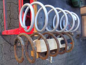 Federn gesandstrahlt mit Hamerit gelackt und verzinkt