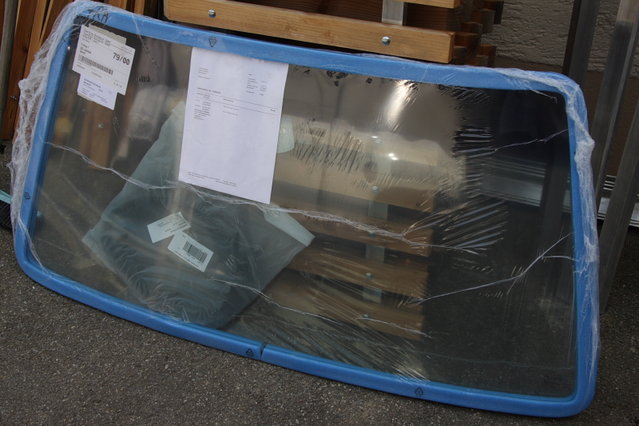 cors458.JPG (420.55 KiB) 64365 mal betrachtet Die neue Frontscheibe in grün mit Blaukeil. Stand eines morgens einfach so vor der Tür.