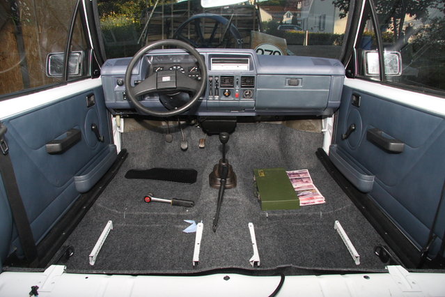 cors487.JPG (467.85 KiB) 78001 mal betrachtet Teppich ist drin, Sitze fehlen noch.